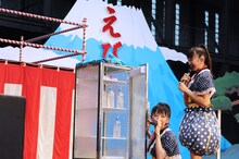 業務用冷蔵庫で涼む真山りか＆星名美怜。