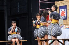 かき氷に夢中な鈴木裕乃、真山りか、廣田あいか、松野莉奈（写真左から）。