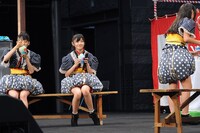 かき氷に夢中な真山りか（写真左）と鈴木裕乃（中央）。