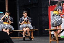 かき氷に夢中な真山りか（写真左）と鈴木裕乃（中央）。