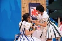 瑞季にかき氷を食べさせる柏木ひなた。