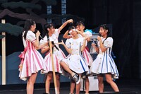 目隠しされる真山りか（写真中央）。