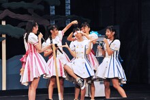 目隠しされる真山りか（写真中央）。