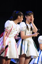 「いい湯かな？」で感極まってしまった松野莉奈（写真右）の背中にそっと手をかける鈴木裕乃（左）。2人はエビ中結成以前、みにちあベアーズ時代からの友達だ。