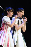 鈴木裕乃（写真左）と松野莉奈（右）。