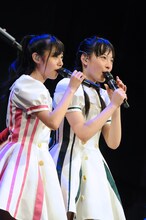 鈴木裕乃（写真左）と松野莉奈（右）。