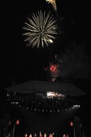 夜空を彩る打ち上げ花火。