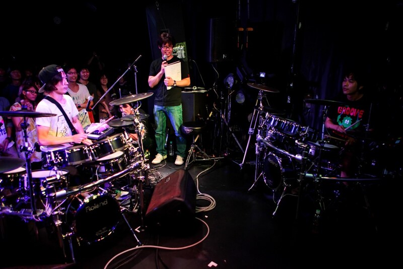 参加者とセッションするピエール中野。