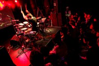 参加者に背を向けパフォーマンスするピエール中野。