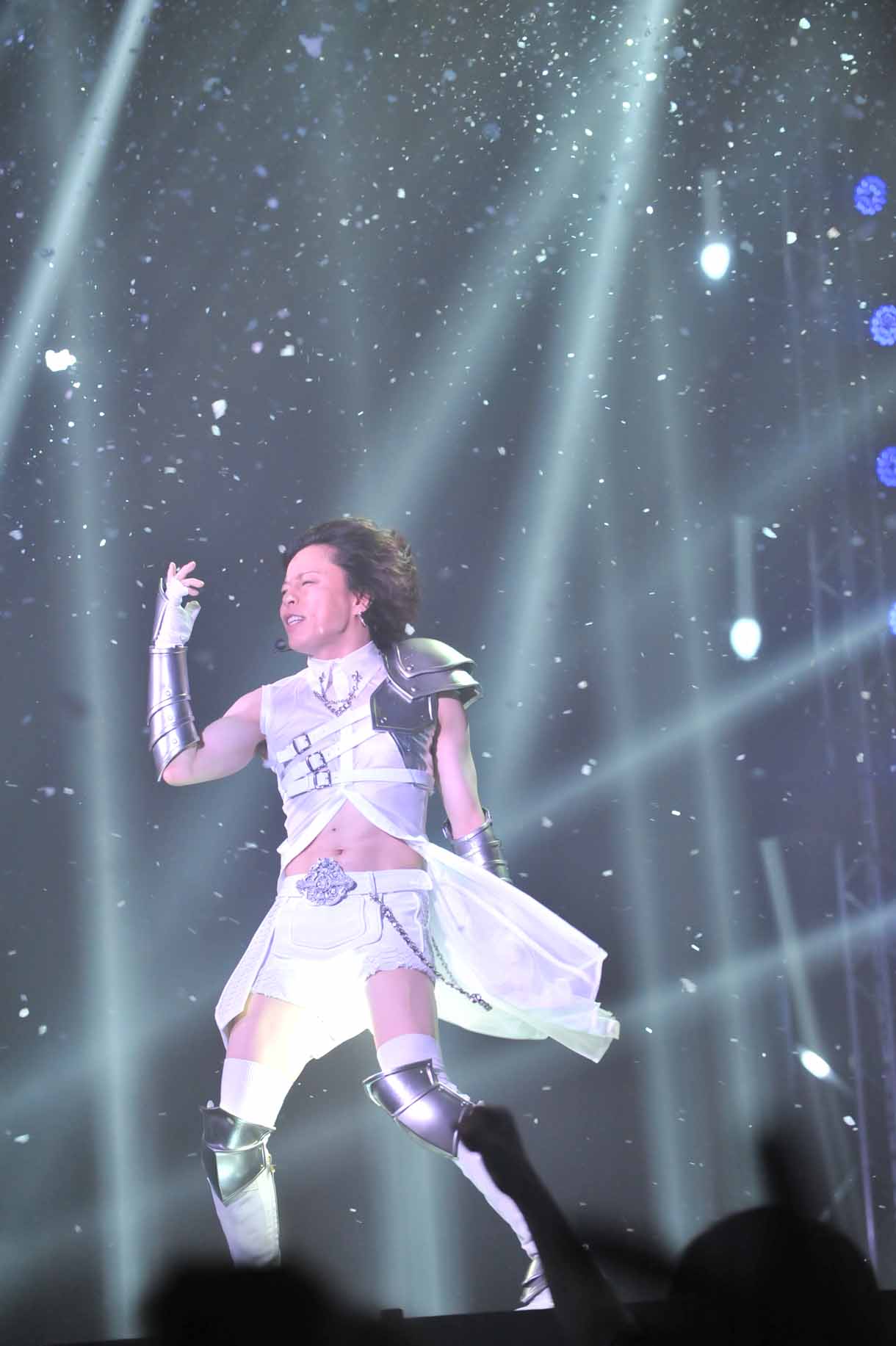 吹雪の中で熱唱する西川貴教。