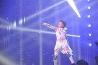 吹雪の中で熱唱する西川貴教。