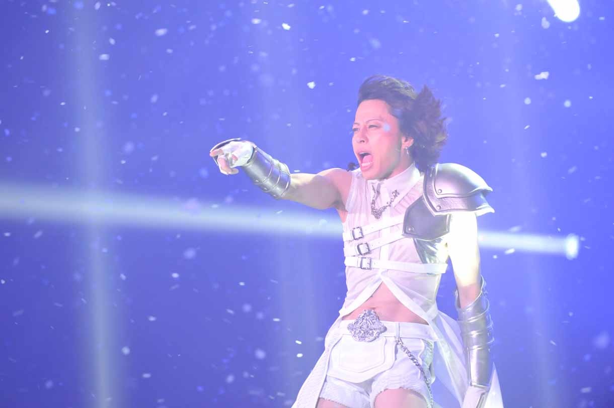 吹雪の中で熱唱する西川貴教。
