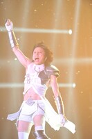 吹雪の中で熱唱する西川貴教。