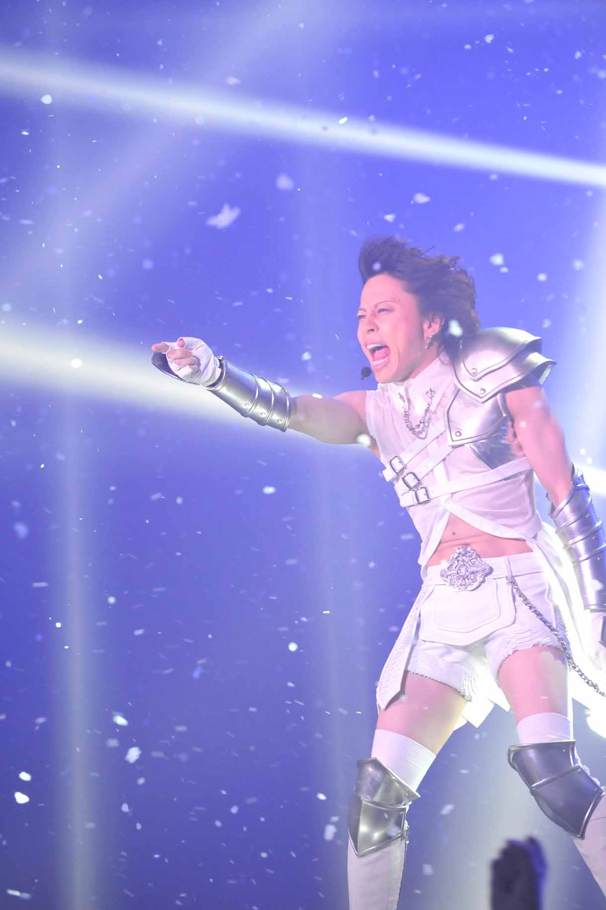 吹雪の中で熱唱する西川貴教。