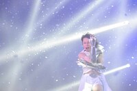 吹雪の中で熱唱する西川貴教。