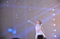 吹雪の中で熱唱する西川貴教。