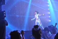 吹雪の中で熱唱する西川貴教。