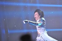 吹雪の中で熱唱する西川貴教。