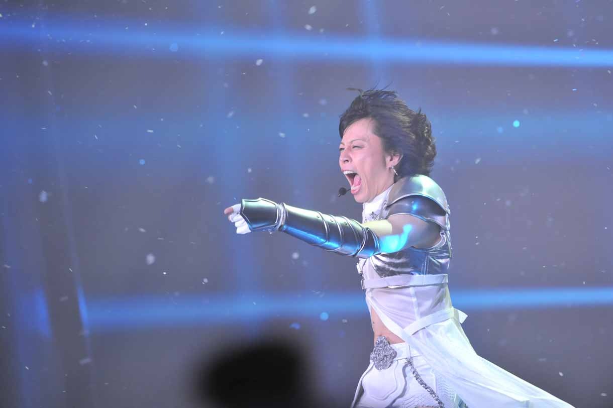 吹雪の中で熱唱する西川貴教。