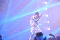 歌唱後にポーズを決める西川貴教。