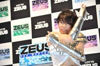 ロッテ「ZEUS」記者発表会のトークセッションの最後に「Summer Blizzard」の決めポーズを取る西川貴教。