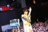 会場に集まった600人のファンと行った記念撮影の模様。