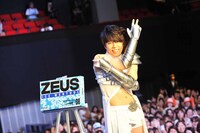 会場に集まった600人のファンと行った記念撮影の模様。