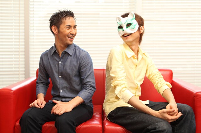 中孝介（写真左）と伊東歌詞太郎（右）。