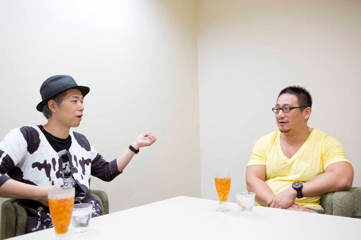 高木社長と大槻ケンヂの対談の様子。