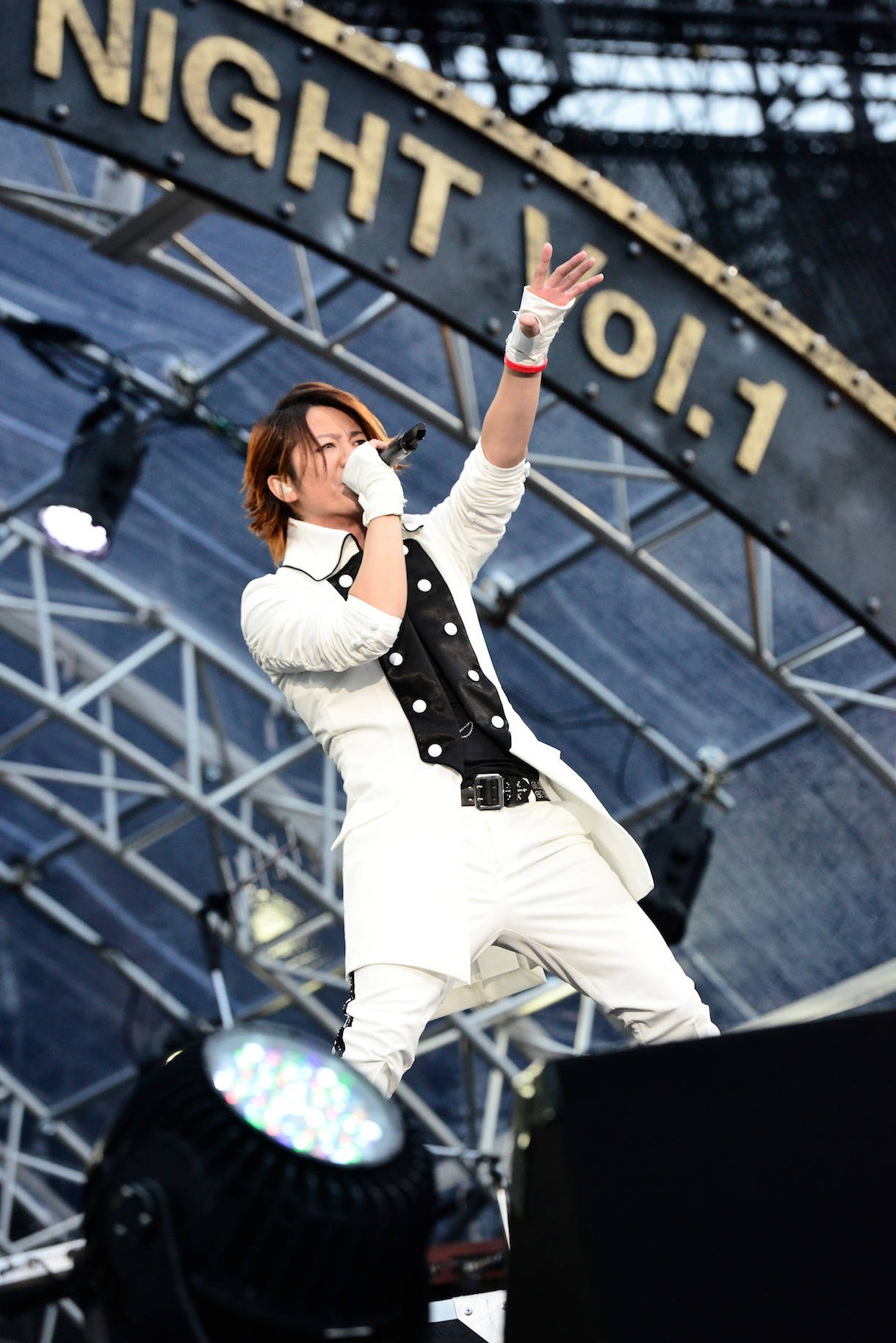 今週の人気の画像3位は「GLAY、ファンと逆境乗り越えた豪雨の凱旋ライブ2日目」より、「GLORIOUS MILLION DOLLAR NIGHT VOL.2」の開催を何度も誓ったTERU（Vo）。