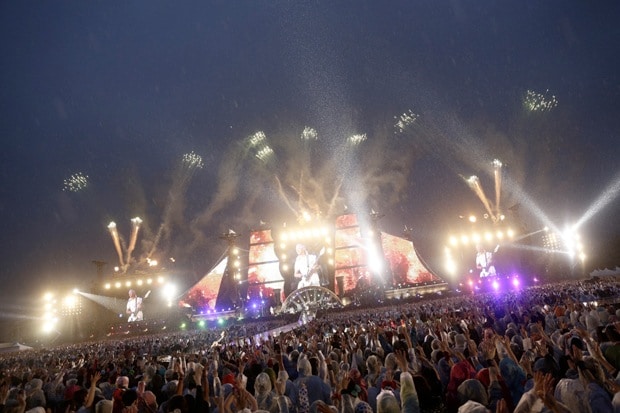 「GLORIOUS MILLION DOLLAR NIGHT VOL.1」2日目の様子。雨の中でメンバーも観客も熱狂した。