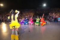 アンコールの「マジ感謝」で伊藤千由李が観客をバックに、メンバーの集合写真を撮影するシーン。