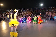 アンコールの「マジ感謝」で伊藤千由李が観客をバックに、メンバーの集合写真を撮影するシーン。