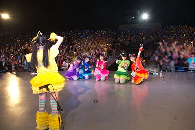 アンコールの「マジ感謝」で伊藤千由李が観客をバックに、メンバーの集合写真を撮影するシーン。