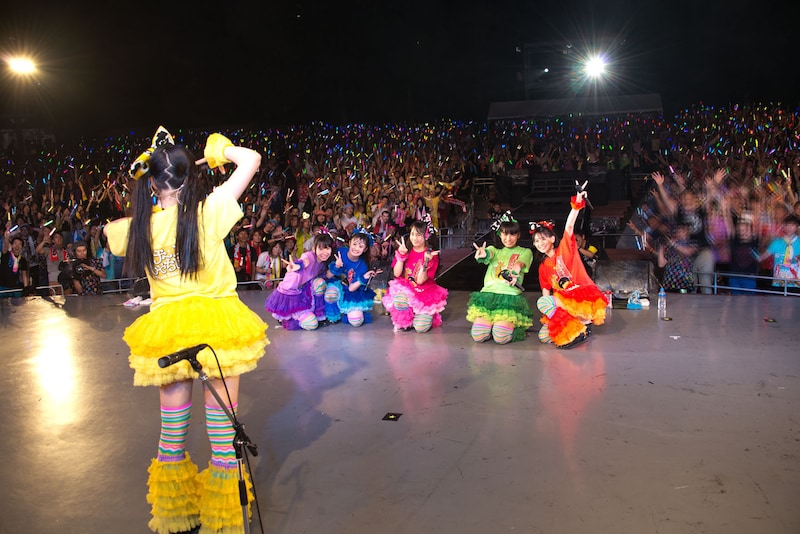 アンコールの「マジ感謝」で伊藤千由李が観客をバックに、メンバーの集合写真を撮影するシーン。