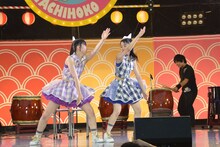 ロボットダンスを披露する大黒柚姫（写真左）、咲良菜緒（右）。