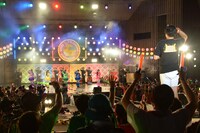 アンコールの「 乙女受験戦争」のラストでは、山里亮太も一緒に敬礼。