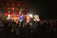 「チームしゃちほこサマーフェスティバル～スクランブる!? 野音ライブSP～略して“しゃちサマ♪”」の模様。