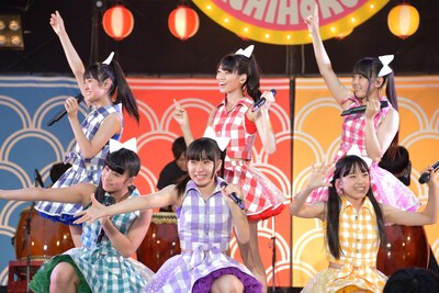 新衣装で登場したチームしゃちほこ。