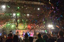 「チームしゃちほこサマーフェスティバル～スクランブる!? 野音ライブSP～略して“しゃちサマ♪”」の模様。