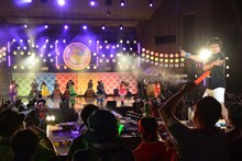 「チームしゃちほこサマーフェスティバル～スクランブる!? 野音ライブSP～略して“しゃちサマ♪”」の模様。