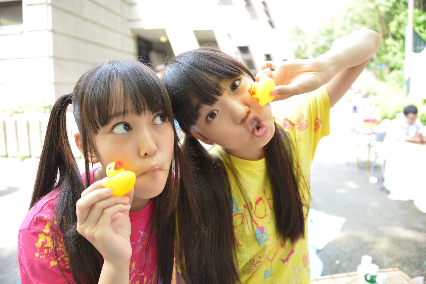 安藤ゆず（写真左）、伊藤千由李（右）。