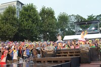 「ピザです！」では、水鉄砲を手にサブステージを駆けまわった。