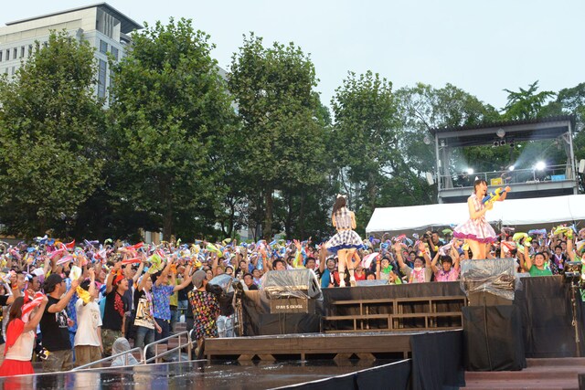 「ピザです！」では、水鉄砲を手にサブステージを駆けまわった。