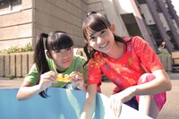 坂本遥奈（写真左）、秋本帆華（右）。