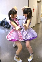 安藤ゆず（写真左）、大黒柚姫（右）。