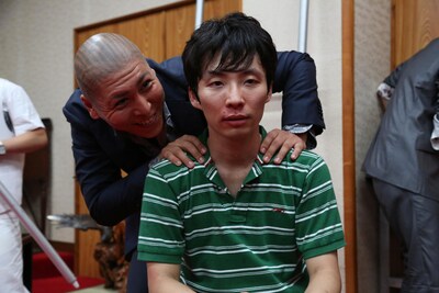 星野源（写真右）。 (c)2012「地獄でなぜ悪い」製作委員会