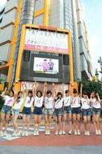 タワーレコード渋谷店に設置された自分たちの看板前でポーズを決める東京パフォーマンスドール。