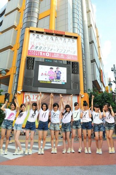 タワーレコード渋谷店に設置された自分たちの看板前でポーズを決める東京パフォーマンスドール。