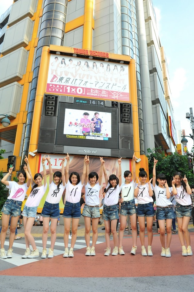 タワーレコード渋谷店に設置された自分たちの看板前でポーズを決める東京パフォーマンスドール。